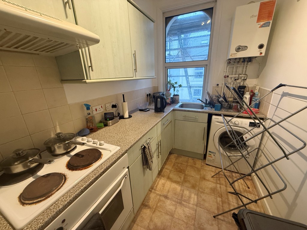 Lot: 61 - BLOCK OF FIVE FLATS FOR INVESTMENT IN TOWN CENTRE - Flat 3 kitchen